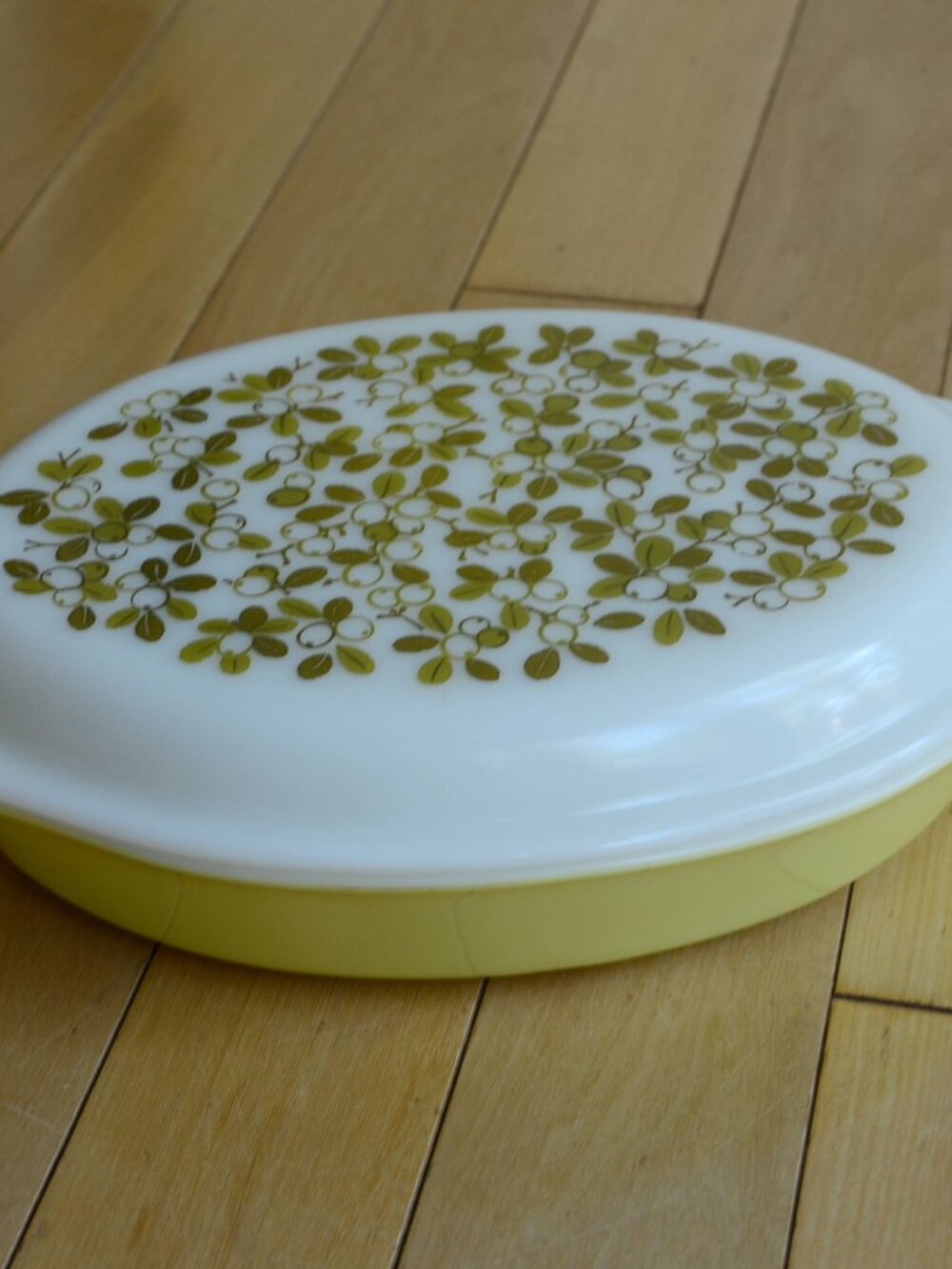 Pyrex 1 1/2 Quart Olive Berry Covered Divided Caserole Baking Dish